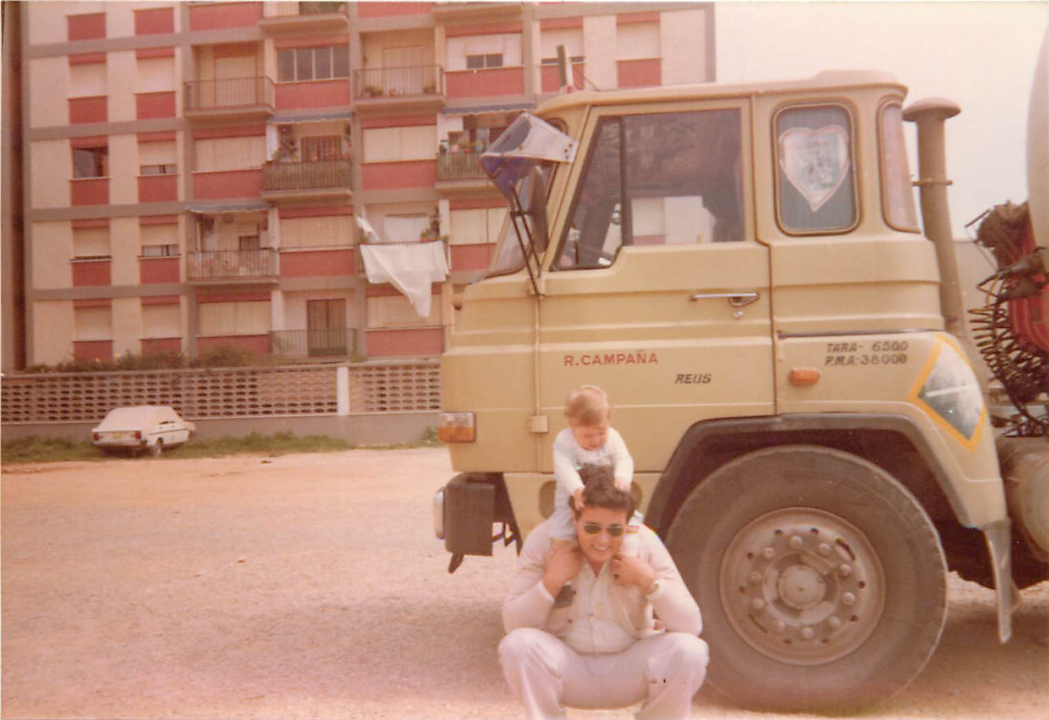 Fotografía histórica de la familia Campaña junto a un camión de la empresa